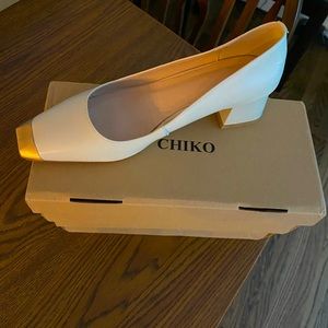 NEVER BEEN WORN - Cream Leather Gold Tip 1/2 Heal Shoe